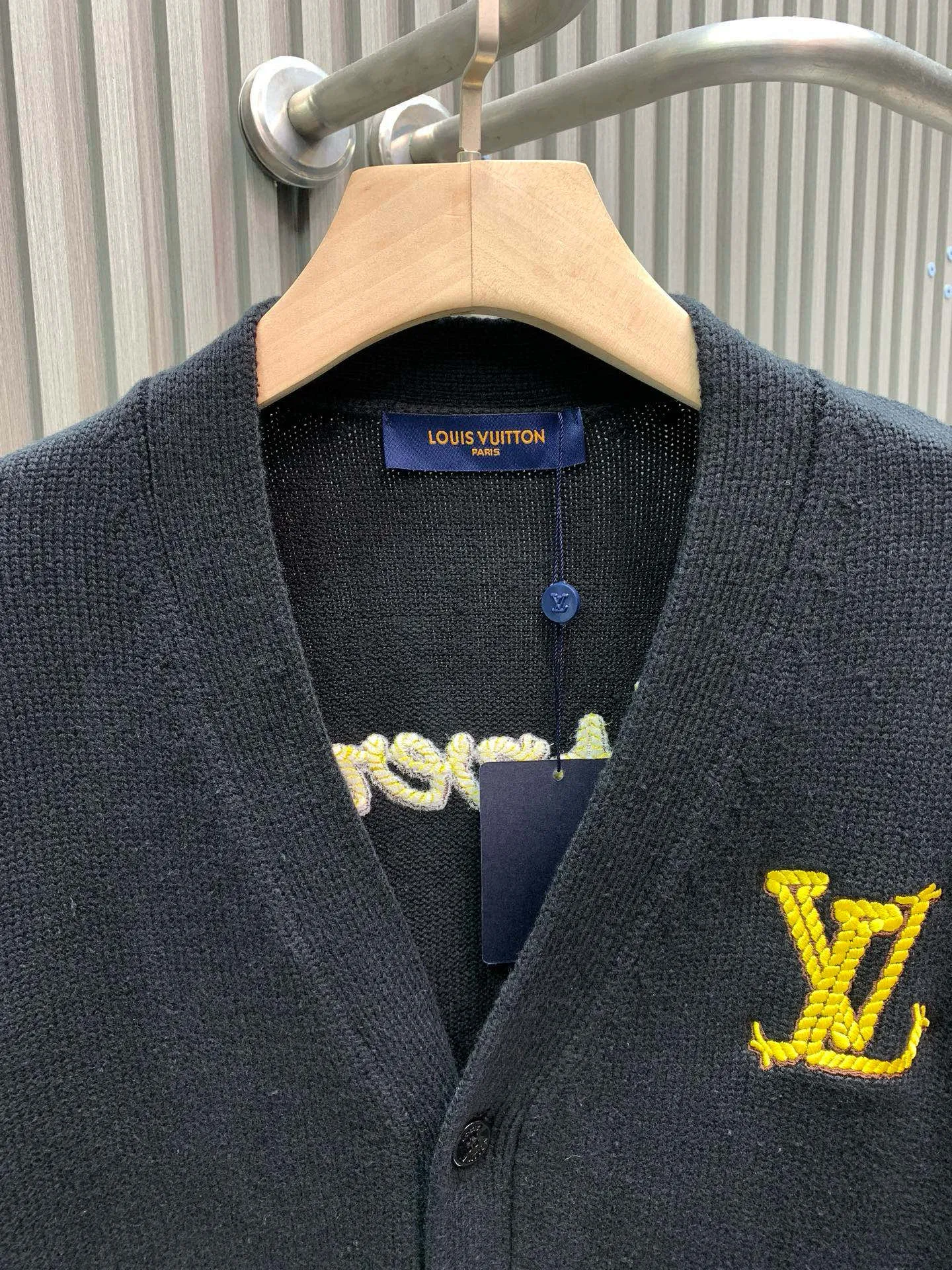 🅿️420 🀄️ Louis Vuitton 1*v25 new autumn and winter new knitted jacket with large logo on the chest. The yarn is 32-count double-ply yarn. It is composed of 30% wool and 70% cotton. It has the warmth of wool and the comfort of cotton. The color must be dyed. After five times of color adjustment, it is reactive black. The fabric is made by an imported 5-needle Stoll intarsia machine. This still needs to be made by an imported machine for better results. The thread effect is 2×1 thread material with silk processing inside. It is not easy to deform when washed. The embroidery thread is dyed wool thread. It is embroidered by a high-density Tajima machine. The embroidery order is from the outside to the inside layer by layer. The size order direction is completely consistent with zp. The threads on the back of the heart are all hand-knotted. The buttons are made of real horn buttons. The horn texture is natural and appears randomly. It has been used many times in our clothing. The letter logo is laser engraved. It is also consistent with zp after testing many times. Buttons are sewn by hand in the same direction